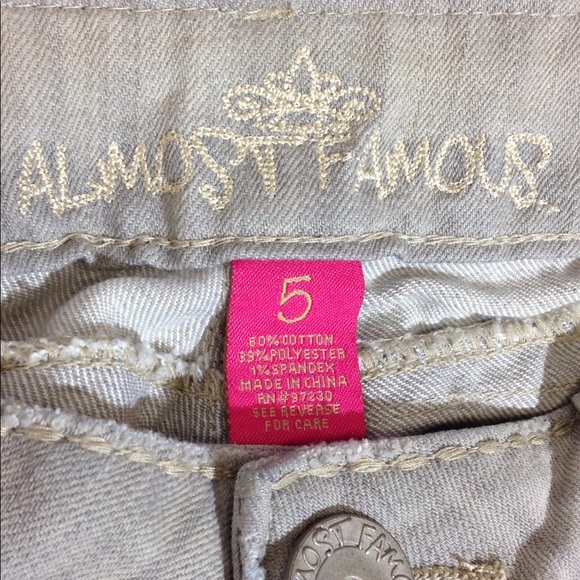Almost Famous Distressed Cuffed Crop Jeans Size 5 - Picture 8 of 8